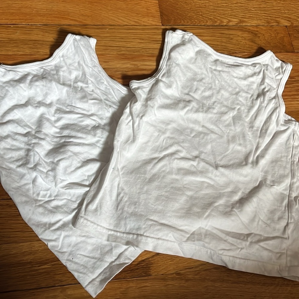 Primark white tank bundle small flaw see pics 5/6 fit is 4T. - Picture 3 of 4
